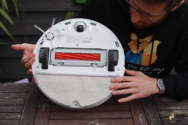 The mop plate of the Roborock Q7 Max together with the attached mop pad can be seen.